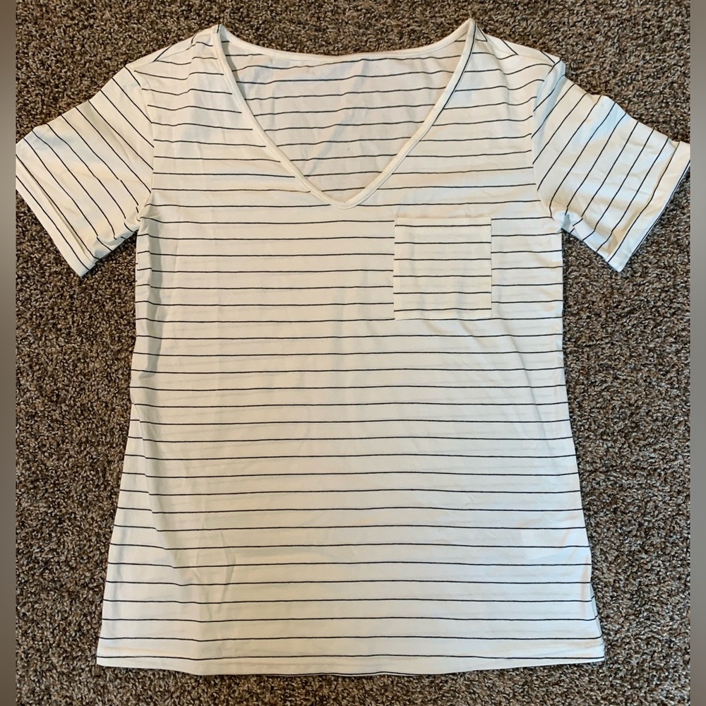 Danedvi white striped v-neck pocket t-shirt
